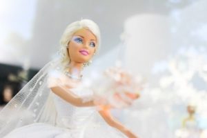 menyasszony barbie csokorral a kezében
