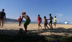 gyerekek fociznak a strandon